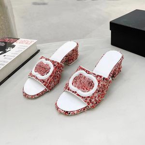 Pantoufles de créateurs de luxe en cuir véritable pantoufles de vache d'été pour femmes Fashion Hote Beach sandales à talons hauts taille plus 10-11