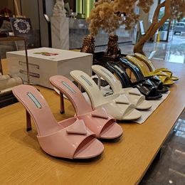 Zapatillas de diseñador de lujo, zapatillas de satén con relleno de diamantes de imitación, cuero pulido, sandalias delgadas de tacón alto de verano, lujosas correas deslizantes para mujer, tamaño de caja 35-42 con caja