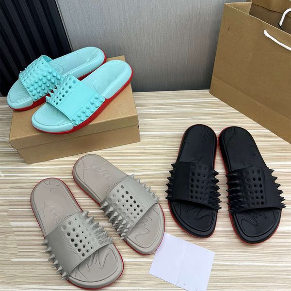 Luxury Designer Slippers Rivet Punk Sandales pour hommes chaussures d'été Spike Studs Slides Sliders Black Blanc Blanc Sole épais Mules Sandles Mules Good