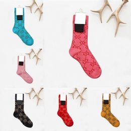 Calcetines de diseño de lujo para hombres y mujeres calcetines deportivos casuales otoño invierno medias cálidas hasta la mitad del muslo hechas de algodón con un diseño de letras de moda en 10 colores
