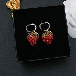 Designer de luxe Strawberries classiques élégants boucles d'oreilles en peluche élégante pour femmes accessoires de bijoux de boucle d'oreille en cristal