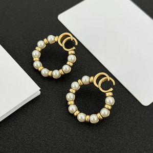 Les boucles d'oreilles en perles monogrammes de luxe sont le premier choix pour les bijoux à la mode pour les cadeaux de fiançailles de fête de poule