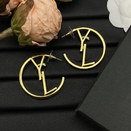 Luxe designer Stud -oorbellen Gold Color Hoops Y Letter Mode -stijl Brass Engagement Earring For Women Party Gifts