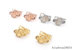Boucles d'oreilles de pote de créateur de luxe Titanium Steel Fourleaf Clover Cleef Oreed Mode Womens 18K Gold Graved Five Flower Earring 2032439