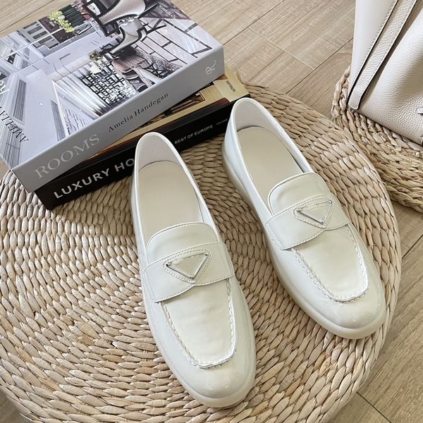 Zapatillas de diseño de diseño de lujo zapatos de cuero triángulo hebilla plana zapato suave plataforma de cuero pulido mujer grueso zapato de tacón bajo