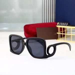 Diseñador de lujo Gafas de sol Moda Gafas de sol polarizadas Personalidad Hombres Mujeres Goggle Caja de metal retro Temperamento Hay un sentido del diseño junto a él