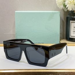 Lunettes de soleil de créateurs de luxe pour hommes et femmes Hors de mode de mode classique assiette épaisse noire blanche Frame carrée de lunettes Glas 2025