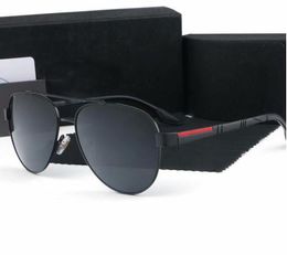 Lunettes de soleil de créateurs de luxe pour femmes Men Eyeglasse Goggle Shade Outdoor Sun Sun Glasses Man Femme 5 Couleurs Signature triangulaire en option avec boîte d'origine