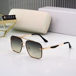 Gafas de sol de diseñador de lujo Hombres Mujeres Anteojos Gafas a prueba de viento al aire libre Marco de PC Moda Classic Lady Gafas de sol Espejos 0824