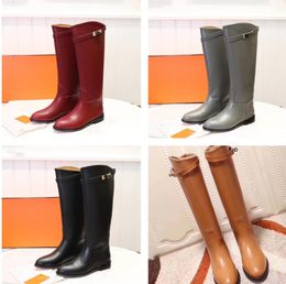 Botte haute de créateur de luxe en cuir de veau lisse avec boucle à enfiler, bottes de chevalier à talon épais en cuir, bout rond, bottes d'équitation à hauteur du genou, talon plat, semelle en caoutchouc, botte pour femme