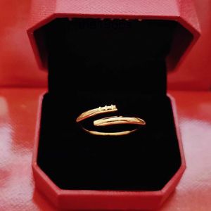 Diseñador de lujo Anillo de amor de oro rosa de acero de titanio para mujeres Anillos de compromiso de circonio Hombres Joyería Regalos Accesorios de moda con caja L21N E11P