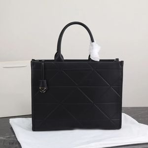 Luxe designer Totes Leren handtas met dubbele handvatten en sleutelhanger aan de binnenkant Iconische geometrische driehoek crossbody tassen rugzak Boodschappentas portemonnees 11607