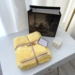 Serviette de concepteur de luxe ensemble de bain d'abeille broderie multicolore dortoir de baignoire et serviette de plage à séchage rapide ensemble serviette colorée avec sac cadeau