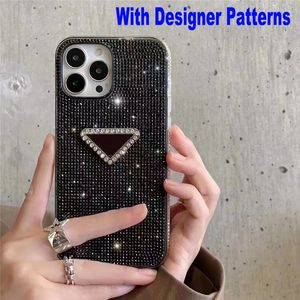 Diseñador de lujo Placa de identificación triangular Cajas de teléfono para iPhone 15 Plus 15 Pro Max 15Pro 14Promax 14Plus 14pro 13 pro 12 Pro Max 11 XR Glitter Diamond Designs Pattern Cover