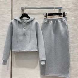 Diseñador de lujo vestido de dos piezas gris negro estilo deportivo suéter de manga larga con capucha y falda larga con abertura