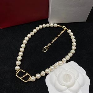 Colliers de luxe avec pendentif en lettres V, classiques, en or 18 carats, perles brillantes, ras du cou, bijoux de fête de mariage