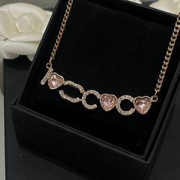 Designer de luxe Saint Valentin Chokers Colliers Top Qualité 18K Plaqué Or Pendentif Collier Marque Lettre Laiton Matériel Coeur Cristal Bijoux Chaîne 45 cm avec Boîte