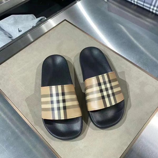 2024 Nuevos deslizadores de goma clásicos Sandalia Lujos de cuero Diseñador Antideslizante Diapositiva para mujer Sandale plano famoso Verano al aire libre Sliders Zapatos casuales Mule Mens Shoe Lady