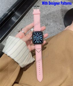 Bracelets de montre de luxe pour Apple Watch Band 42 38 40 41 44 45 49 mm iwatch 9 8 7 6 5 4 3 2 bandes pour homme femme en cuir noir plaque signalétique triangulaire sangles d'impression de lettres