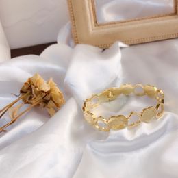 Diseñador de lujo Brazalete de boda Pulsera Marca TLetter Colgante 18K Chapado en oro Recubierto de corazón Diseño de moda Popular Sello en relieve Marca Letras Accesorio