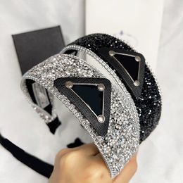 Luxe ontwerper Wide Edge Headbands Triangle Mark Brand Letter Haarband beroemde vrouwen Hoge kwaliteit ingelegde volledige kristal hoofdband Zwart witte hoofddeksels Haarjewelry
