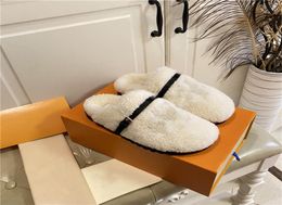Luxe ontwerper Winterbreak Flat Slippers Comfort Boots Mule Shearling Covered Footbed en Tread Rubber Outsole Wol Slippers SN5333942