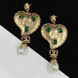 Diseñador de lujo con corazón de corazón Lámpara colgante Pendientes retro de latón con piedras preciosas verdes para damas joyería de regalo de fiesta de cumpleaños