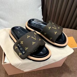 luxe damesschoen beroemd zwembadkussen comfort platte designer pantoffel riem man pantoffels modieus gemakkelijk te dragen stijl dia's sandaal met stofzak