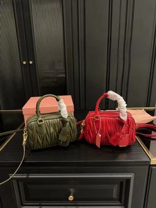 Sac de bowling pour femmes de luxe Miui plissé sac à main à glissière pour hommes Mode classique Sac à bandoulière rouge vif Vert comme olive Sac à bandoulière en cuir de haute qualité