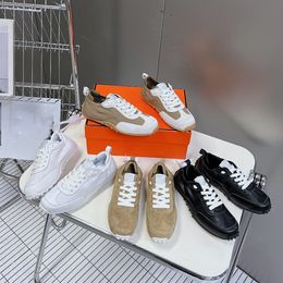 Luxe designer Women Casual Shoes in Rivet Sneakers zomer geperforeerde zachte tennis forrest gump schoenen maat35-40