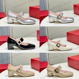 Luxe designer dames kleding schoenen boor buckle dames hoge hakken strass metalen gespog single sexy feesttenen bruiloft naakte zwarte glansschoen