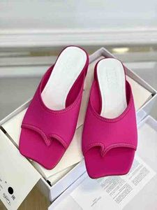 Diseñador de lujo Mujer flip flop sandalia zapatos MM6 Maison M Sandalias Negro blanco satén tacón bajo al aire libre flip-flop punta cuadrada con caja