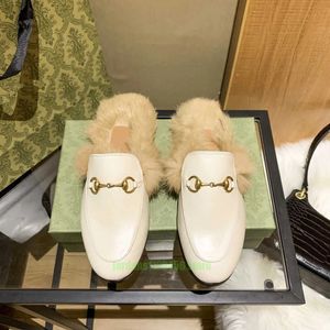 Designer de luxe femmes fourrure pantoufles abeille mocassins en cuir véritable mules femme blanc boucle en métal chaîne mode décontractée chaussures plates pantoufle