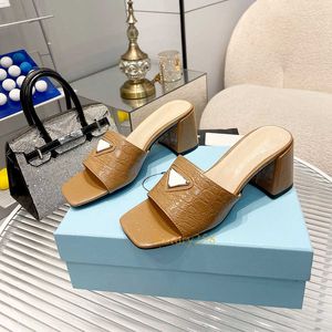 Luxe designer dames hoge hakken kledingschoenen monolith driehoek logo merk pantoffels muilezels slides chunky blok slip-on open teen mode straatstijl sandalen