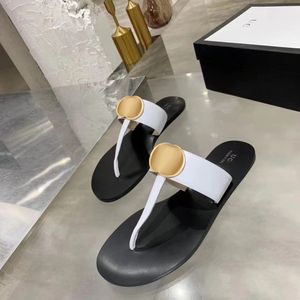 Para mujer para hombre Chanclas Sandalia plana Mulas Tanga Playa Diapositiva Diseñador de lujo Zapatilla Zapatos casuales Sandalia negra Viaje de verano Cuero al por mayor Sliders dama con caja