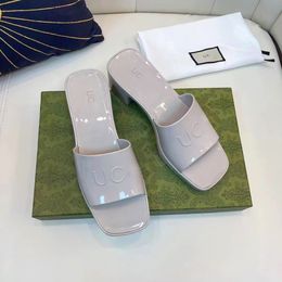 Luxe man rubberen glijbaan sandaal Reliëf Middelhoge hak Sandalen Platform ontwerper vrouw Slipper Dikke 2,4 "hakhoogte Schoenen met stofzak