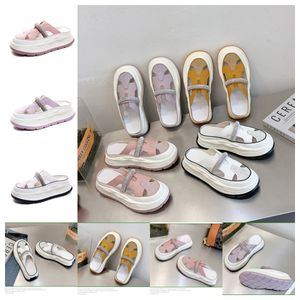 Designer de luxe Sandale de sandale de sandale 2024 Été Nouveau blanc jaune violet épais semels chaussures plats bas chaussures décontractées paresseuses