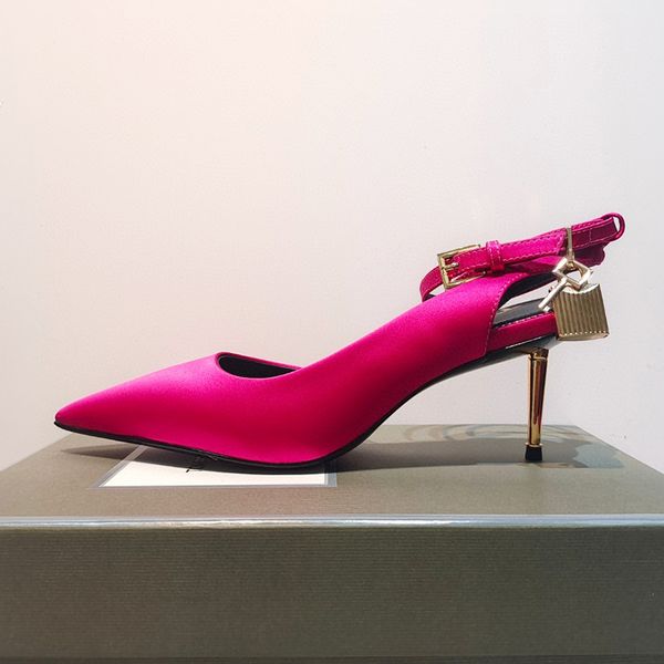Diseñador de lujo Zapatos de mujer Moda Metal Baotou Sandalias de tacón medio 6.5 cm Decoración de bloqueo dorado Verano Rosa Correa de tobillo roja Vestido puntiagudo zapatos formales