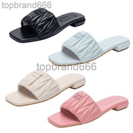 Designer de luxe des pantoufles pour femmes mode Sandales douces de plage plissée d'été chaussures de confort talons bas