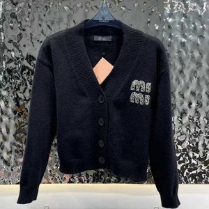 Designer de luxe Chandails pour femmes Mode Femmes MIUI Pull en laine Broderie Cardigan en tricot Miu Designer Femmes Veste en laine V-cou Tricots
