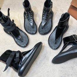 Sandalias de diseñador de lujo para mujer, zapatos de Roma, zapatos de playa de cuero auténtico 100% con remaches de gladiador a la moda, suela de goma
