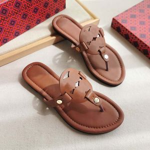 Designer de luxe femmes pantoufles pantoufles chaînes en caoutchouc d'été lisse à gros orteil à la mode plage sexy chaussures plates de qualité supérieure