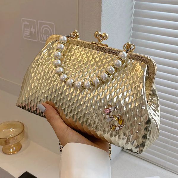 Sacs à main de luxe de styliste pour femmes, sacs à bandoulière blancs or argent, pochette de soirée avec perles, chaîne Shell Clip, sacs à main de fête 240106