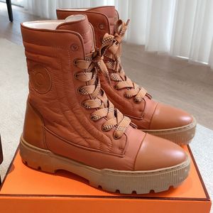 Bottines de luxe pour femmes, bottines fraîches, automne hiver, nouvelle marque, signe de lettre, bottes Martin classiques, fond plat, talon épais, non glissées, laçage, bottes célèbres pour dames