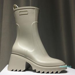 Designer de luxe Femmes demi-bottes Chaussures Hiver Chunky Med Heels Med Square Toies Chaussure Rain Boots Zip Femmes Mid Colfo-Butin à l'usure 556