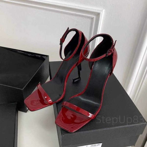 Diseñador de lujo para mujer Sandalias de tacón alto Zapatos de vestir de banquete de tacón de metal Charol blanco negro 10 cm Zapato de mujer sexy con punta plana