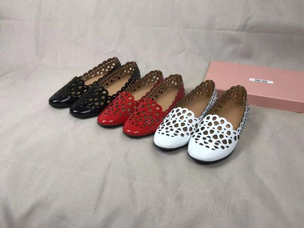 Diseñador de lujo para mujer Zapatos miumi Zapatos de cuero Zapatos ventilados con perforaciones Zapatos de embarque para mujer Cueros genuinos rojos Zapatos de vuelo negros con CAJA