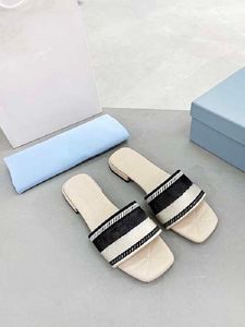 Sandalias de diseñador de lujo para mujer, chanclas bordadas, zapatillas de fondo plano, sandalias de playa de vacaciones modernas y versátiles