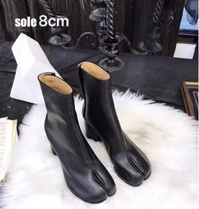 Designers de luxe Bottines Tabi Femmes Célébrité Internet Ins Chunky Talon Mode Split Toe Bottes à talons hauts Porcs Chaussures à sabots Tube moyen Chevaux Bottes à sabots