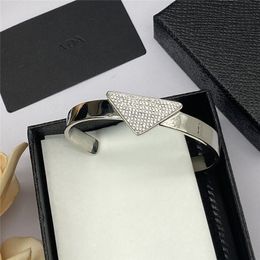 Luxe ontwerpers Diamond Bangles Loves Womens Hard Body Bracelet Mens Triangle Lady Wedding Valentijnsschade Geschenkdoos Accessoires Luxe sieraden